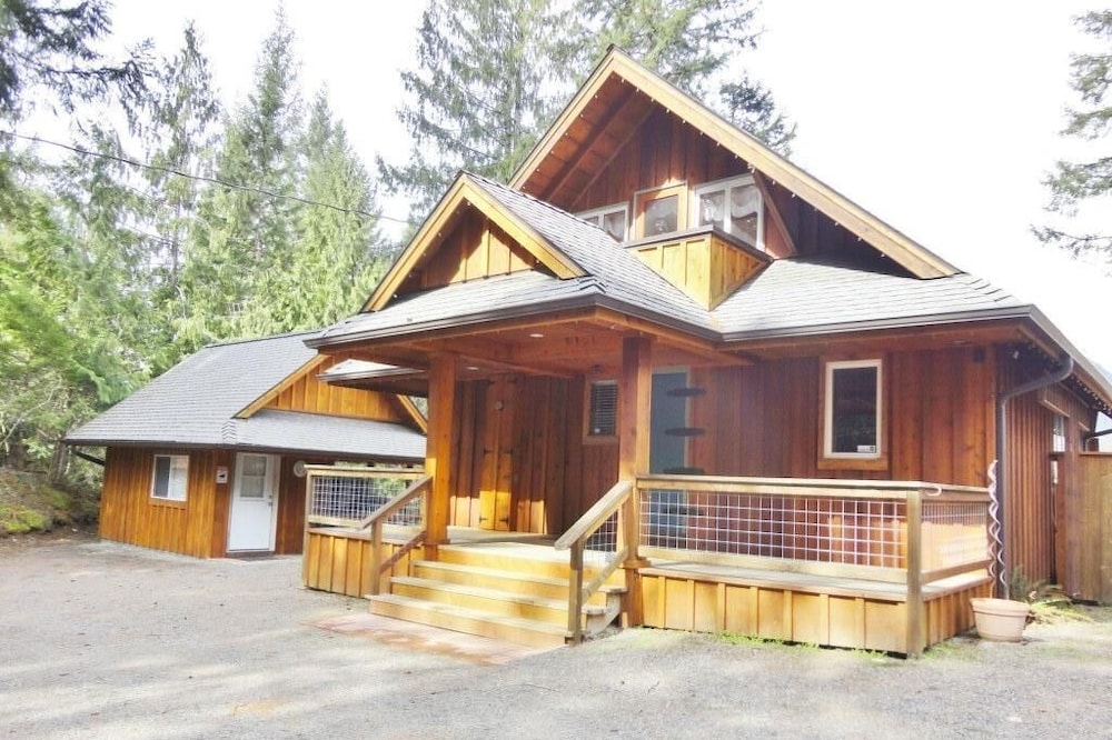 Private Cabin with Hot Tub and Great Views of Mt. Rainier