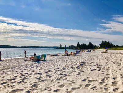 Pemaquid Point Cottage-Cliff Road-Fireplace-2 minute walk to Lighthouse-Pups ok