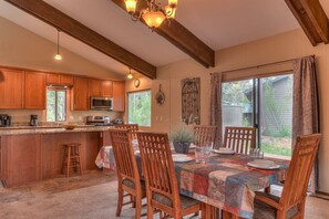 Dining - Sunriver Resort Home-A/C, 8 SHARC Passes-Pool Table-Fairway View-Sleeps 12 (Sunriver)