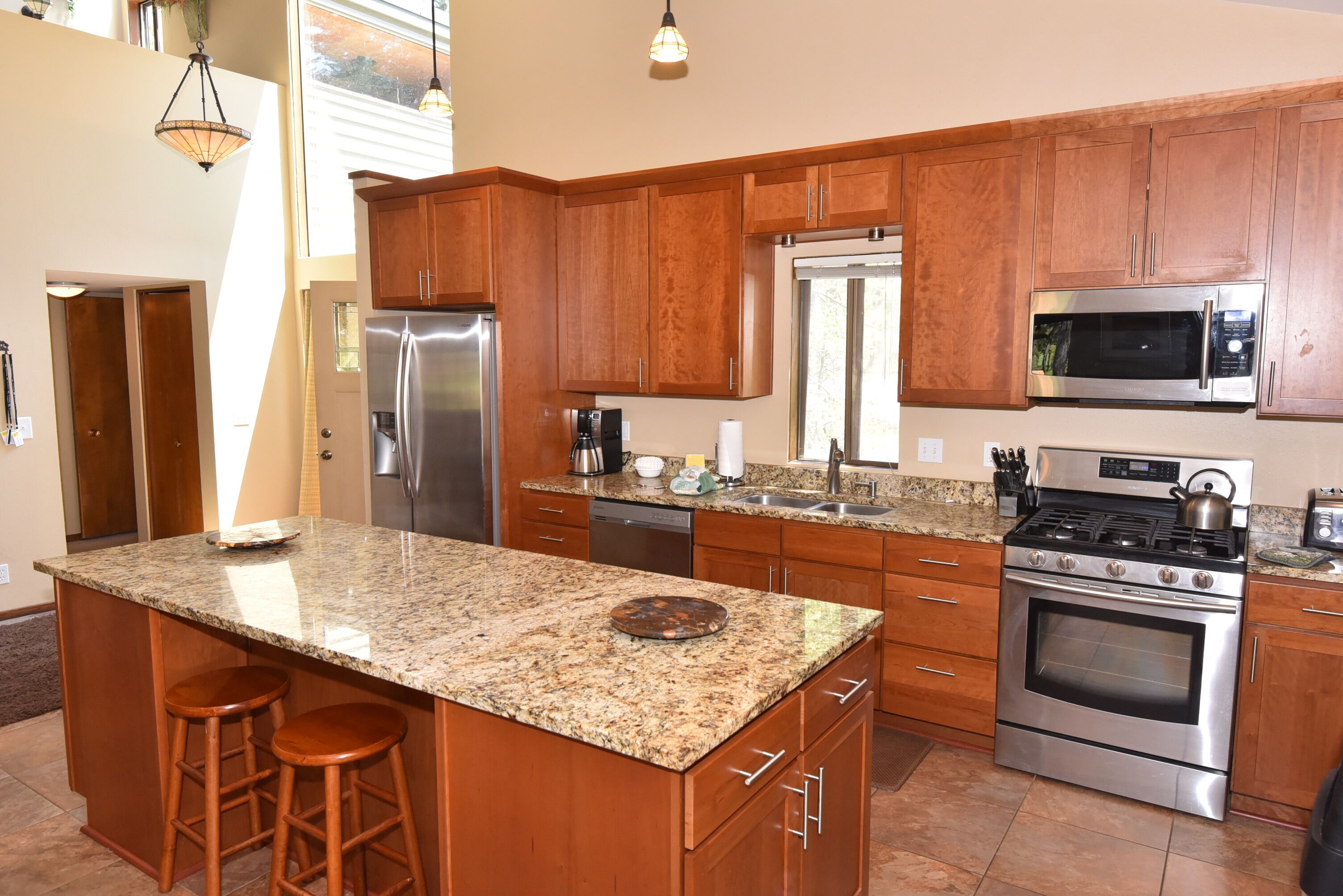 Sunriver Vacation Home-8 SHARC Passes-Pool Table-5th Fairway-Sleeps 12-4 Bdrms+