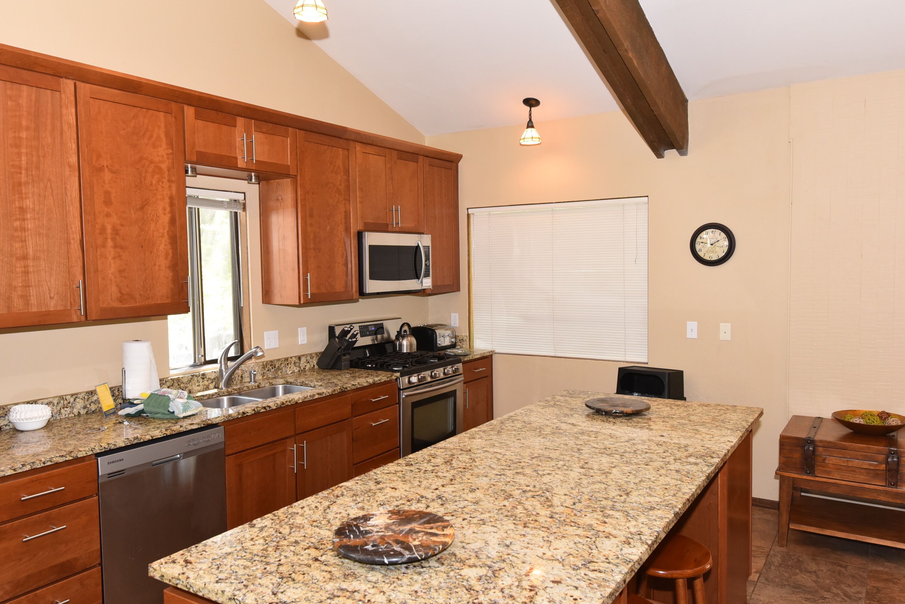 Sunriver Vacation Home-8 SHARC Passes-Pool Table-5th Fairway-Sleeps 12-4 Bdrms+