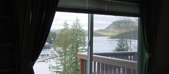 Almost Home 3-bdrm overlooking Knudson Cove Marina. Fishermen & families welcome