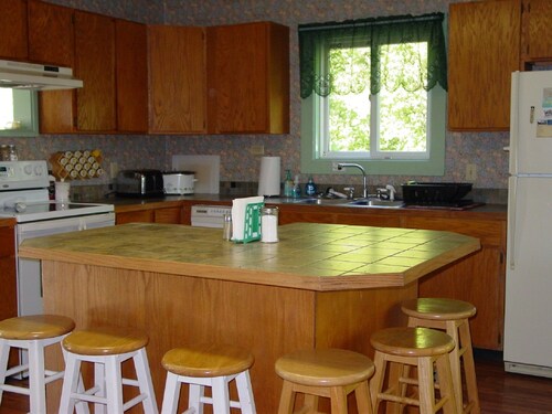 Almost Home 3-bdrm overlooking Knudson Cove Marina. Fishermen & families welcome