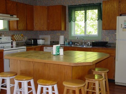 Almost Home 3-bdrm overlooking Knudson Cove Marina. Fishermen & families welcome