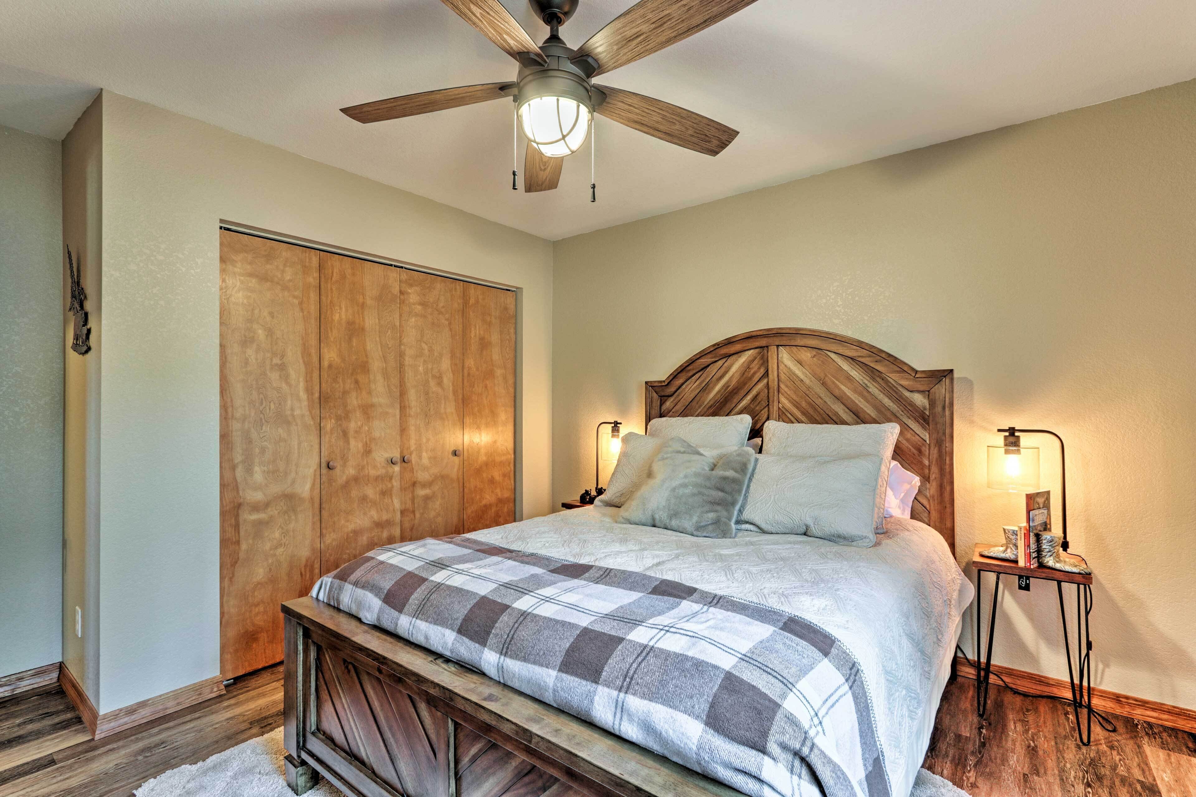 SPACIOUS RETREAT ON PRIVATE 4 ACRES WITH TREEHOUSE, SWINGS AND MORE!