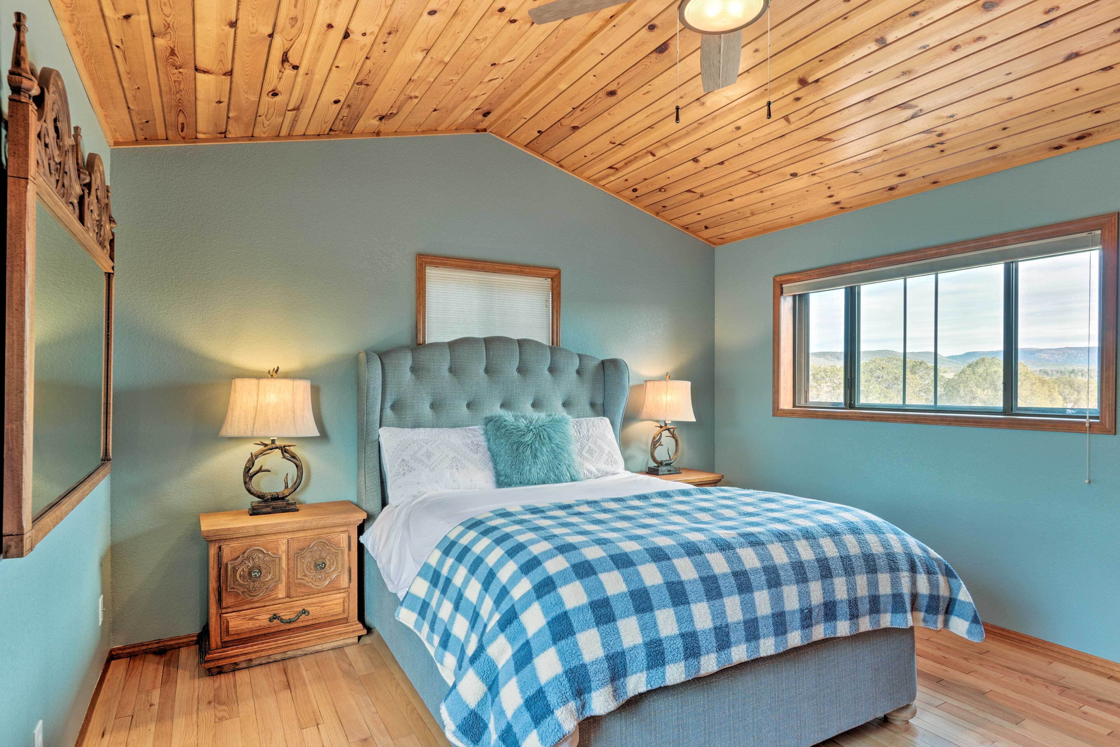 SPACIOUS RETREAT ON PRIVATE 4 ACRES WITH TREEHOUSE, SWINGS AND MORE!