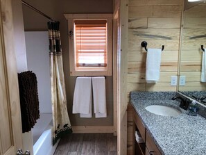 Kostenlose Toilettenartikel, Haartrockner, Handtücher