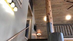 Un escalier avec des rampes en bois et un plafond en bois.