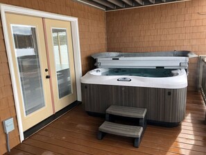 Indoor spa tub