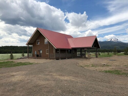 ⭐25 min Yellowstone Parkiin, uusi, lämmitetty kerros, poreallas, kelkka / mönkijä