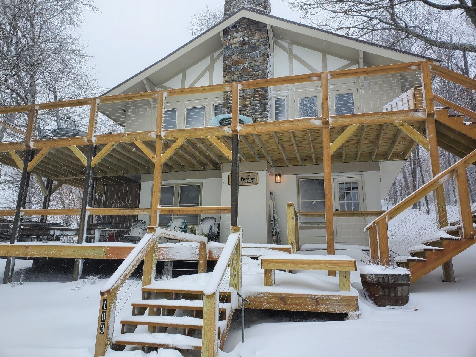 Skiing Now!!! Walk to Slopes 3 BR/3 Baths, WiFi, Fireplace, Wide-Screen TV