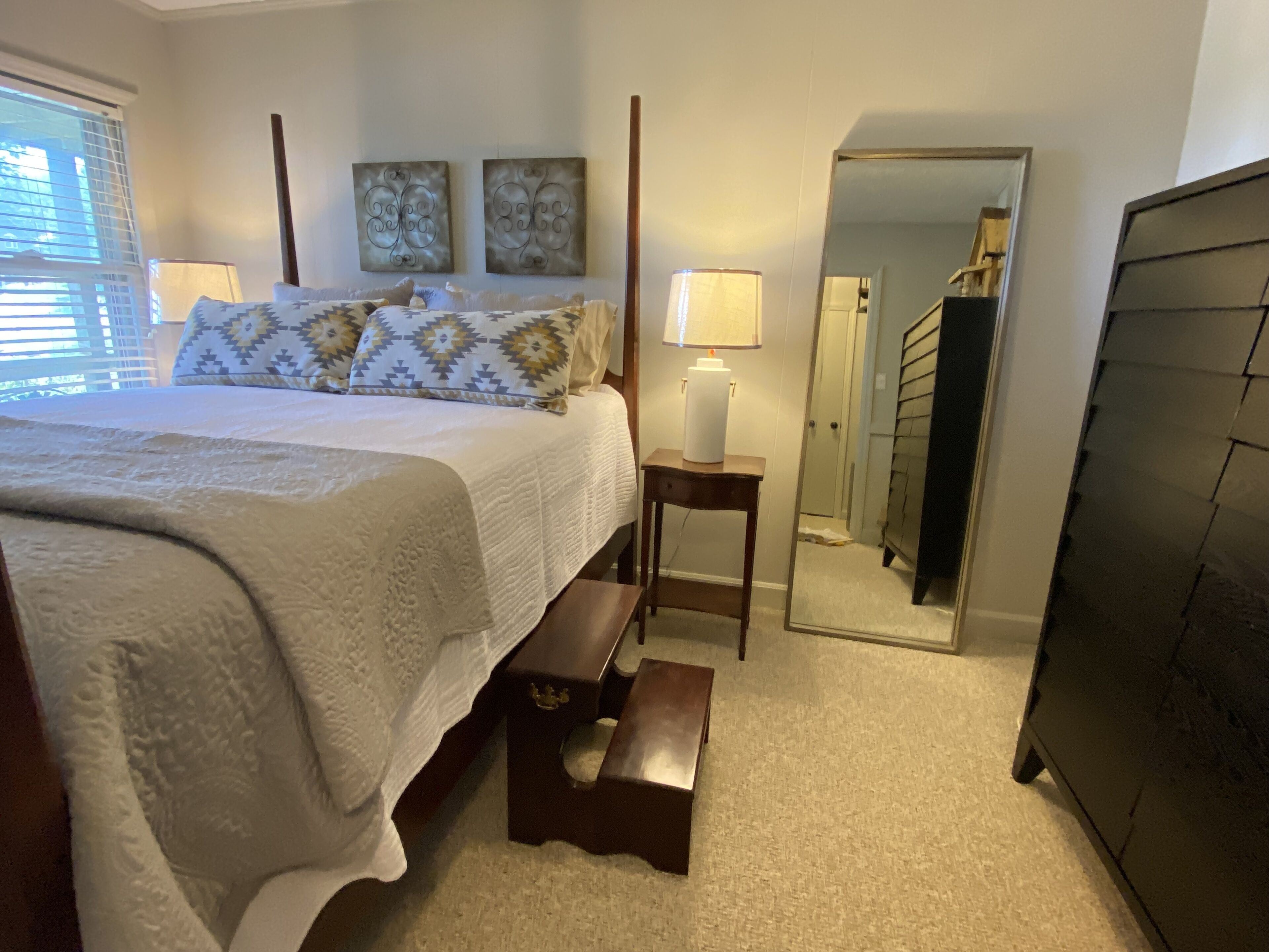 Skiing Now!!! Walk to Slopes 3 BR/3 Baths, WiFi, Fireplace, Wide-Screen TV