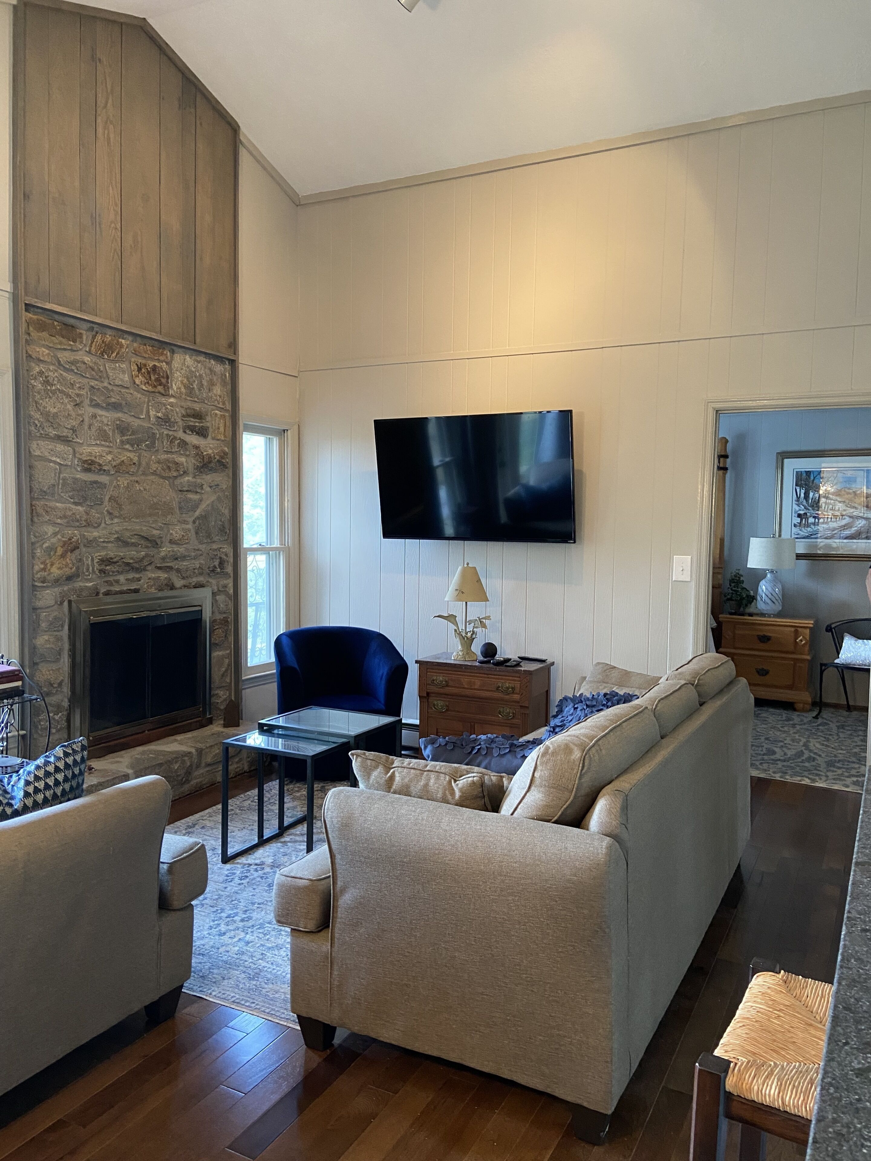 Skiing Now!!! Walk to Slopes 3 BR/3 Baths, WiFi, Fireplace, Wide-Screen TV