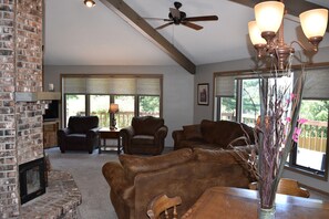 TV, fireplace, DVD player - Waterfront Lake House on Scenic Lake Nokomis (Tomahawk)