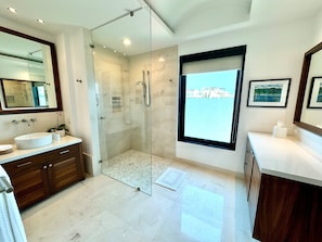 Badewanne, Whirlpool, Haartrockner, Handtücher