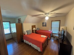 4 bedrooms, iron/ironing board, free WiFi, bed sheets - Near Dam-Lake Front Estate w/ Large Dock, Private Ramp, and Beautiful Sunsets (Lexington)