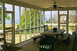 Outdoor dining - Near Dam-Lake Front Estate w/ Large Dock, Private Ramp, and Beautiful Sunsets (Lexington)