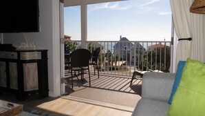 Un balcon avec vue sur les immeubles et un ciel dégagé.