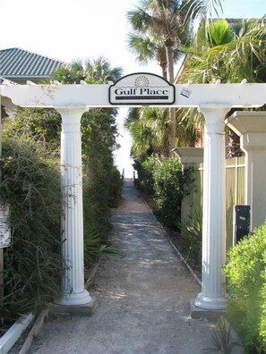Property grounds - Cozy 4th Floor 2 BR/2 BA Condo in Gulf Place.  Awesome view.  Netflix included. (Santa Rosa Beach)