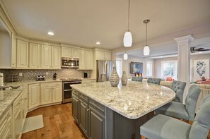 Kylskåp, mikrovågsugn, ugn och spishäll