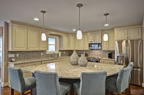 Kylskåp, mikrovågsugn, ugn och spishäll