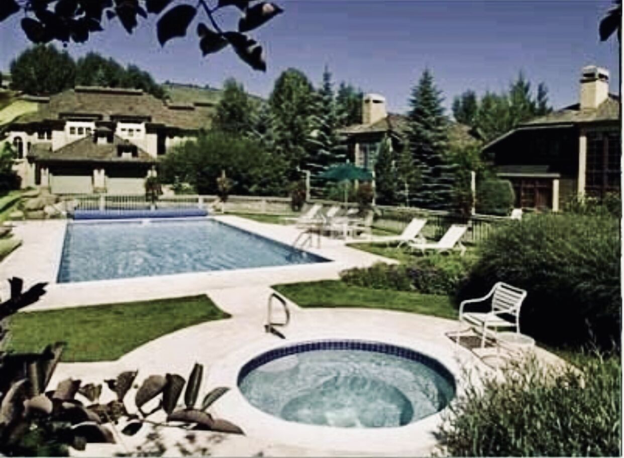 Convenient to the Village!  Great for Large Groups and on the Shuttle Line