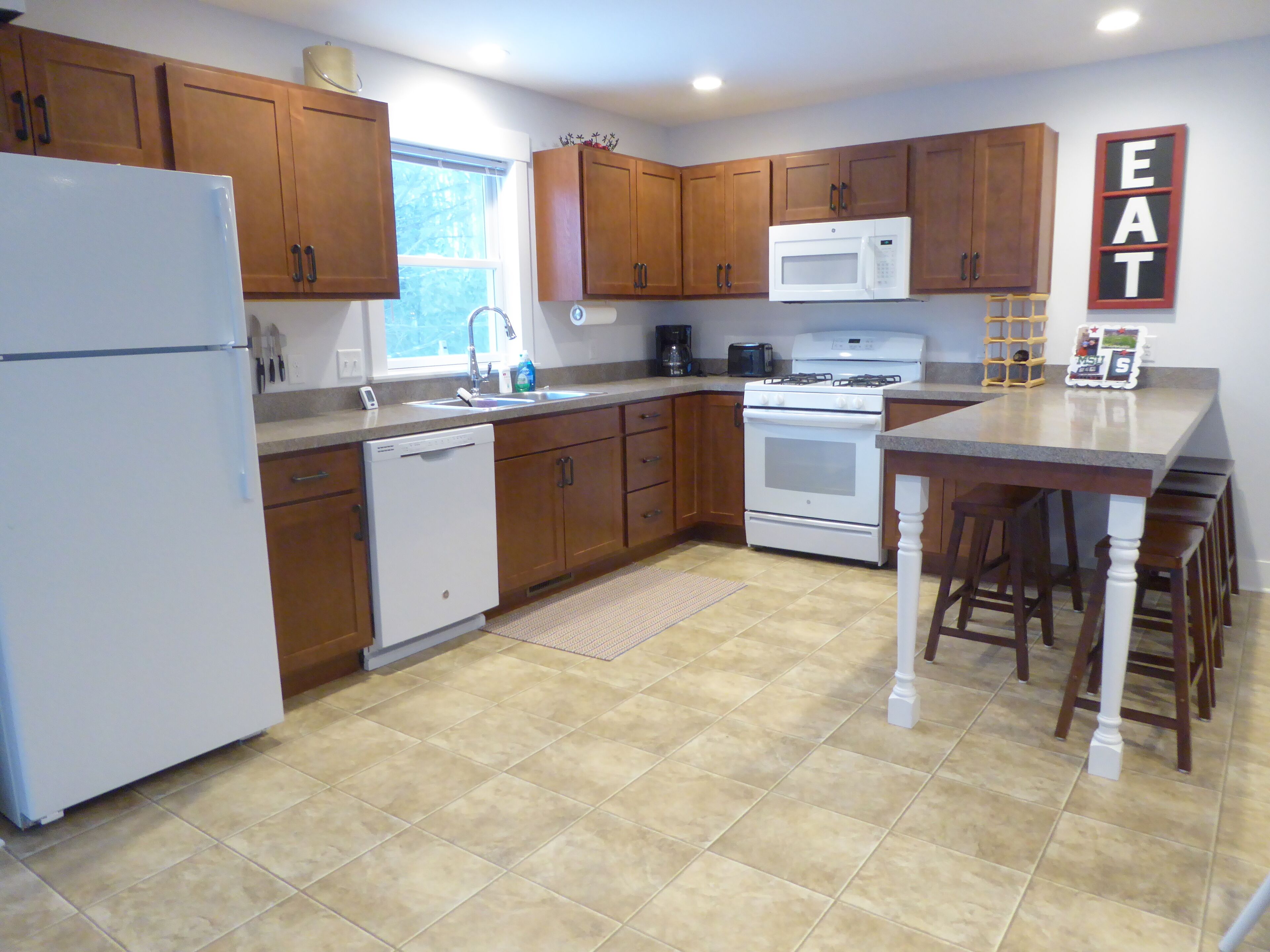 Spacious & exceptionally clean family friendly home with Pickleball court