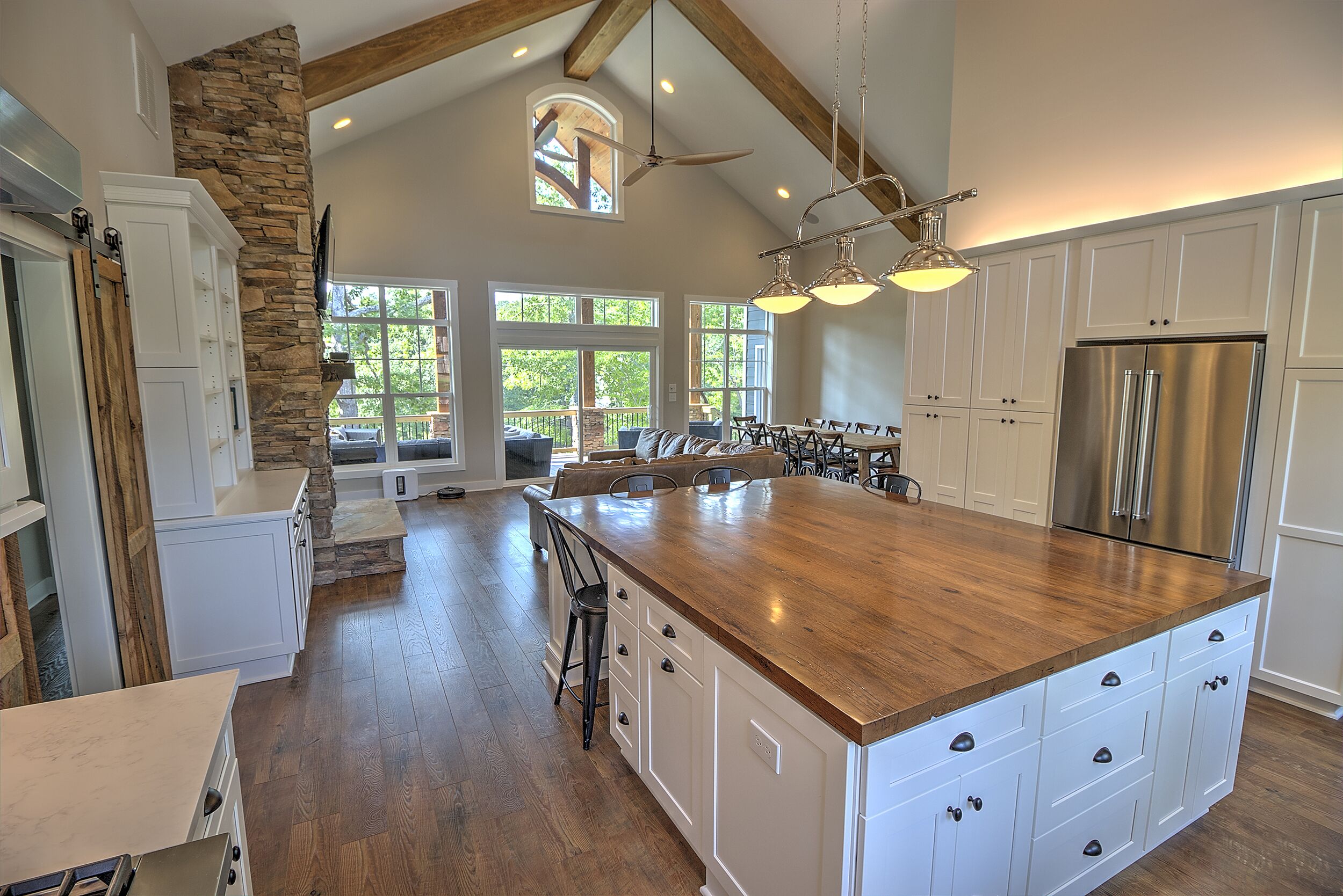  Great Views, Deep Water Swimming, Fiber Wifi, Complimentary Level 2 EV Charging