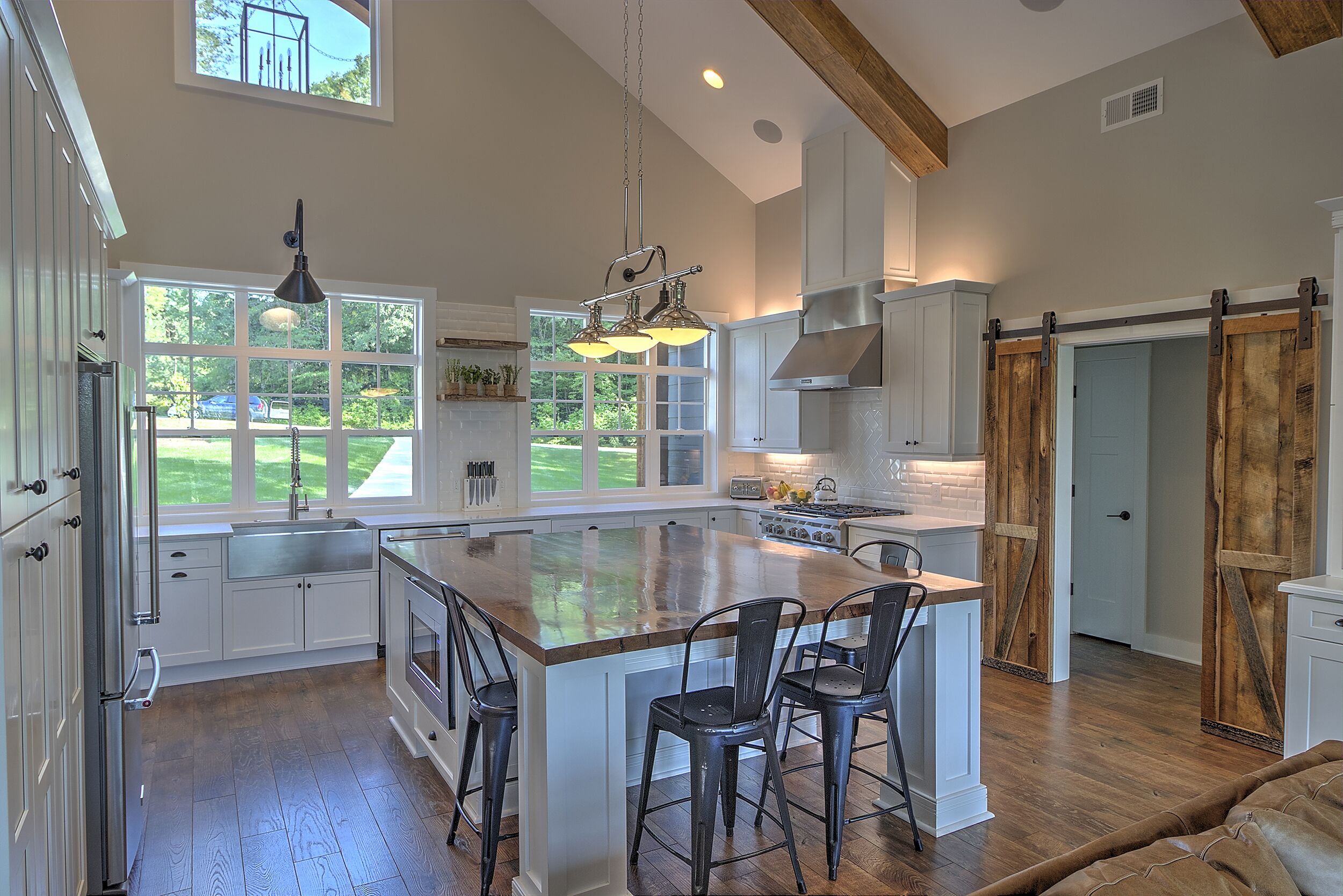  Great Views, Deep Water Swimming, Fiber Wifi, Complimentary Level 2 EV Charging