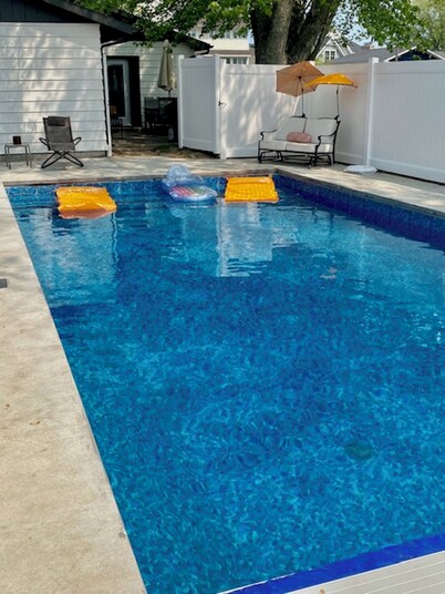 ¡Ubicación perfecta renovada con nueva bañera de hidromasaje, área de parrilla enorme, mesa de ping pong!