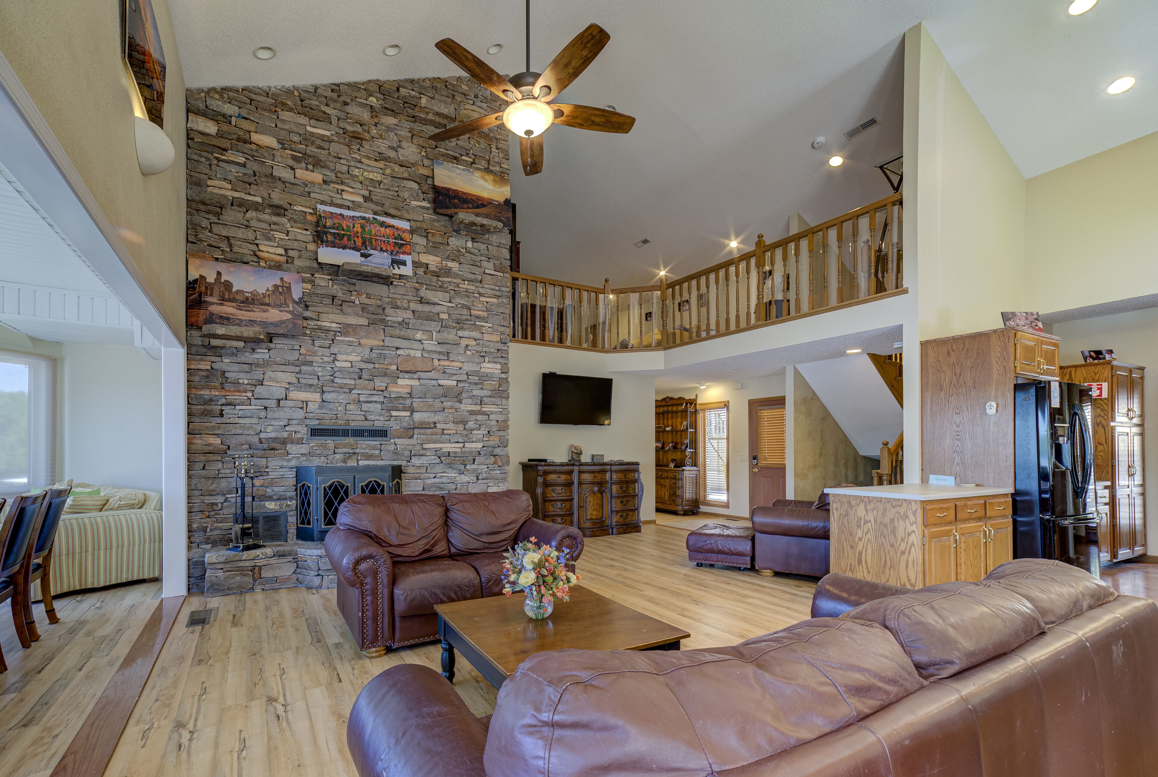 Smart-TV, Kamin, Videospiele, DVD-Player