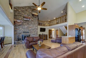 智能电视、壁炉、电子游戏、DVD 播放器