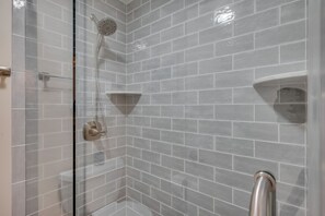 Dusche, Haartrockner, Handtücher, Seife