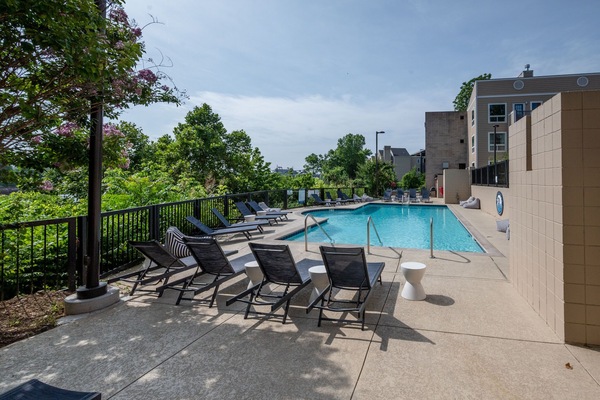 Una piscina al aire libre