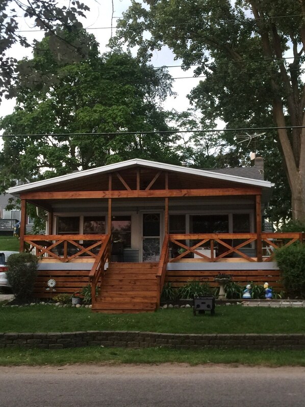 Enjoy the view from relaxing deck overlooking the lake. Water fun and sun. Shipshewana Vrbo