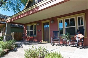 Terrace/patio - Bluebird Day - Harmon Park Bungalow (Bend)