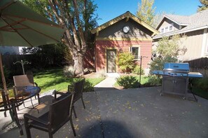 Outdoor dining - Bluebird Day - Harmon Park Bungalow (Bend)