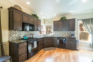 Fridge, microwave, oven, stovetop - Bluebird Day - Harmon Park Bungalow (Bend)