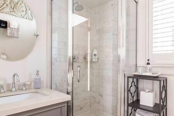 Douche, sèche-cheveux, serviettes fournies, savon