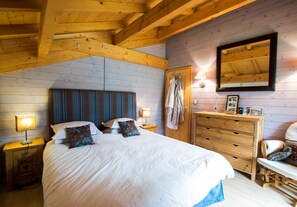 4 bedrooms, desk, iron/ironing board, free WiFi