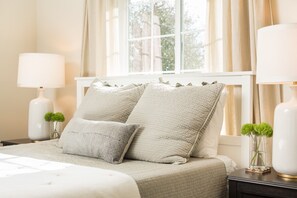 Iron/ironing board, travel crib, free WiFi, bed sheets - Lovely Studio/Guesthouse in Lake Oswego (Lake Oswego)