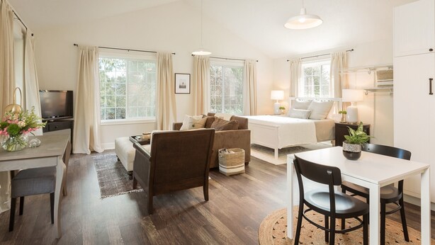 A modern, well-lit living room with a sofa, dining table, and TV. - Lovely Studio/Guesthouse in Lake Oswego (Lake Oswego)