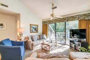 Smart-TV, peis, DVD-spiller og bøker