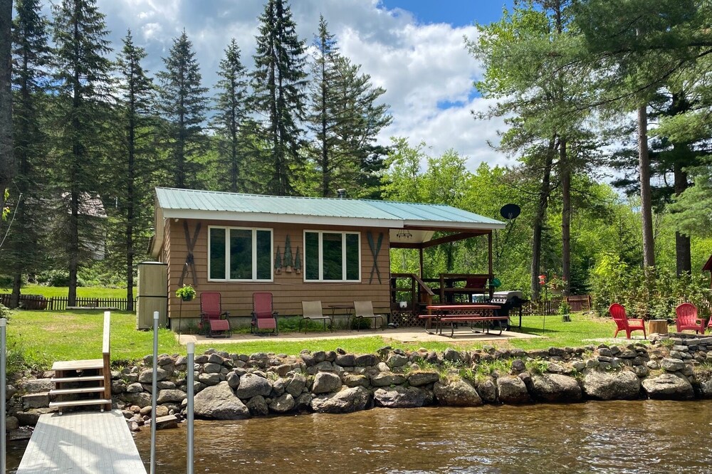 Dog friendly, fenced yard, sitting on the shore of Oxbow Lake