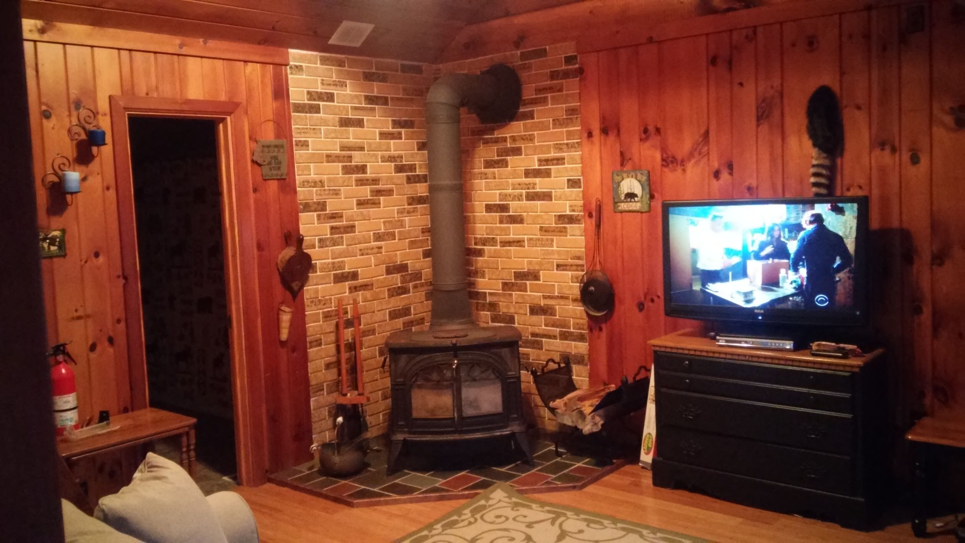 Dog friendly, fenced yard, sitting on the shore of Oxbow Lake