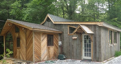 Cozy streamside cabin, convenient to Ski Liberty and Gettysburg