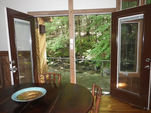 Cozy streamside cabin, convenient to Ski Liberty and Gettysburg
