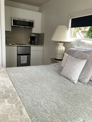 1 bedroom, free WiFi, bed sheets - Beachfront Cozy Duplex, Hot Tub BBQ  Adult Only clam/oyster kayak rental (Qualicum Beach)