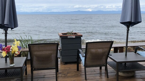 Terrace/patio - Beachfront Cozy Duplex, Hot Tub BBQ  Adult Only clam/oyster kayak rental (Qualicum Beach)