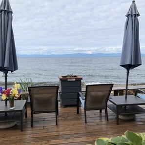 Terrace/patio - Beachfront Cozy Duplex, Hot Tub BBQ Adult Only clam/oyster kayak rental (Qualicum Beach)